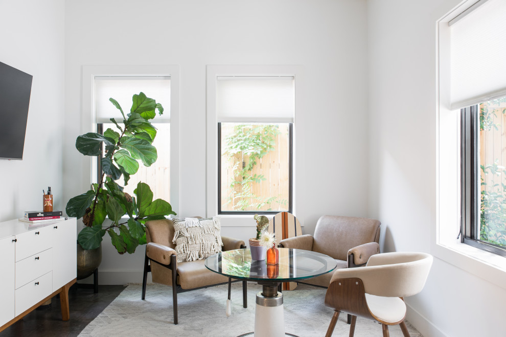 Источник вдохновения для домашнего уюта: маленькое рабочее место в стиле модернизм с белыми стенами, бетонным полом, отдельно стоящим рабочим столом и серым полом для на участке и в саду