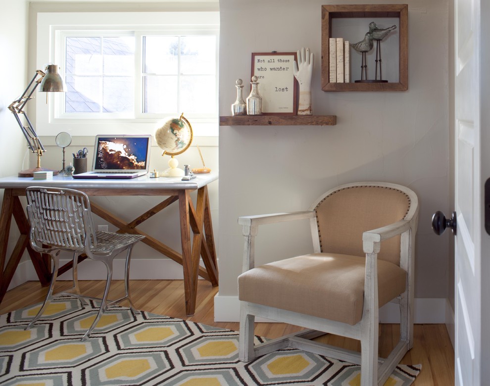 Imagen de despacho actual con paredes grises, suelo de madera en tonos medios y escritorio independiente