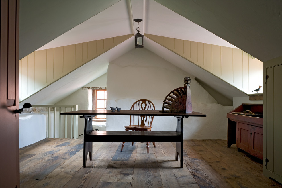 Idéer för att renovera ett lantligt arbetsrum, med beige väggar, mörkt trägolv och ett fristående skrivbord