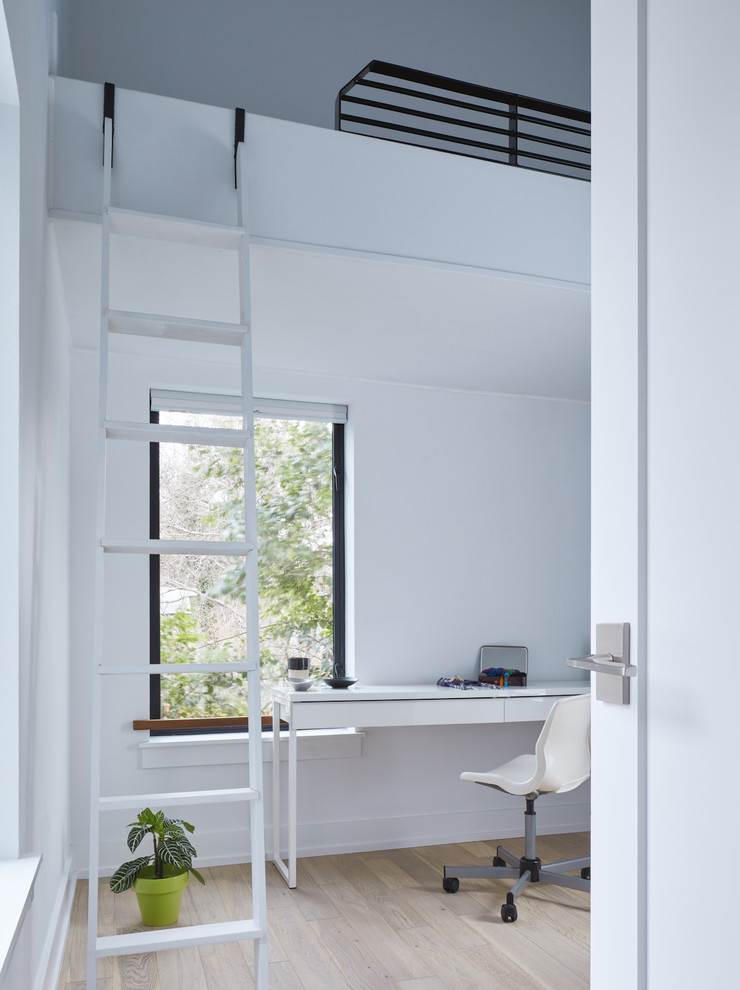 Exemple d'un bureau tendance avec un mur blanc, parquet clair et un sol beige.