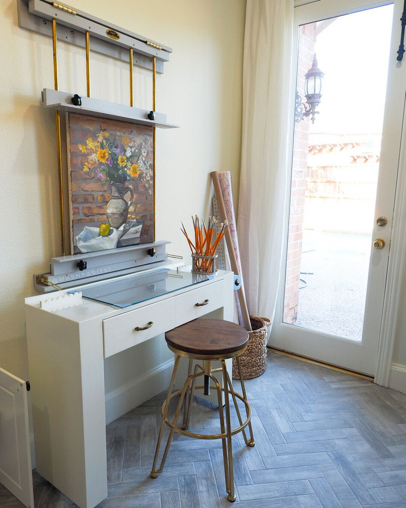 Idéer för ett litet hobbyrum, med vita väggar, klinkergolv i keramik, ett inbyggt skrivbord och grått golv