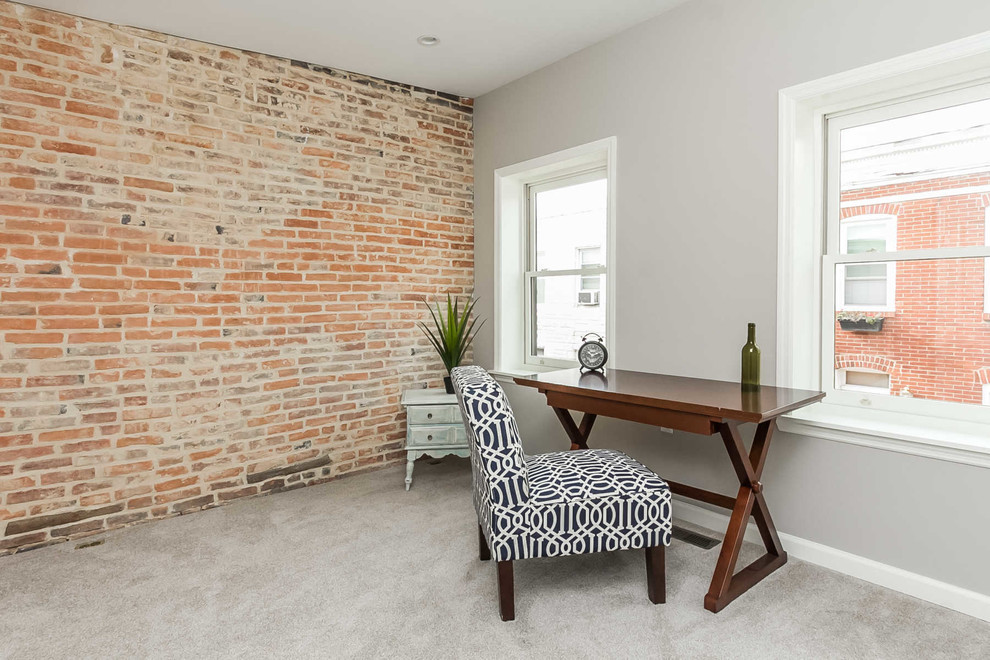 Mittelgroßes Modernes Arbeitszimmer ohne Kamin mit Arbeitsplatz, grauer Wandfarbe, Teppichboden und freistehendem Schreibtisch in Baltimore