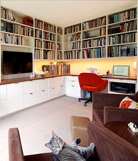 Foto på ett mellanstort funkis arbetsrum, med ett bibliotek, vita väggar, heltäckningsmatta, ett inbyggt skrivbord och grått golv