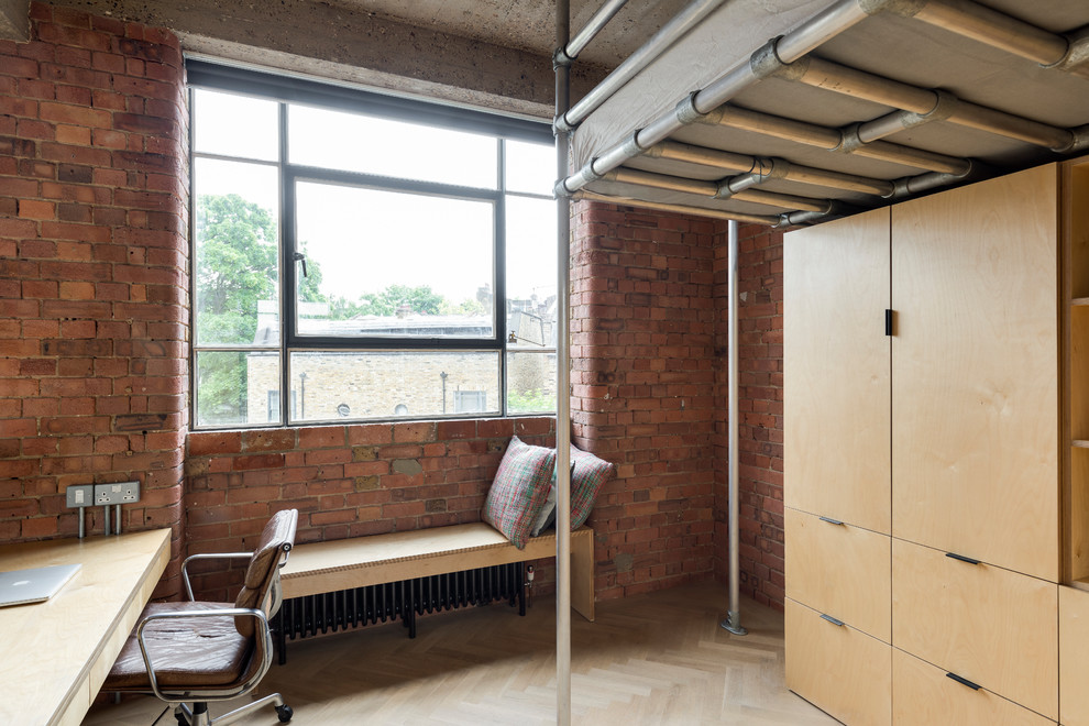 ロンドンにあるインダストリアルスタイルのおしゃれなホームオフィス・書斎 (茶色い壁、淡色無垢フローリング、造り付け机、ベージュの床) の写真