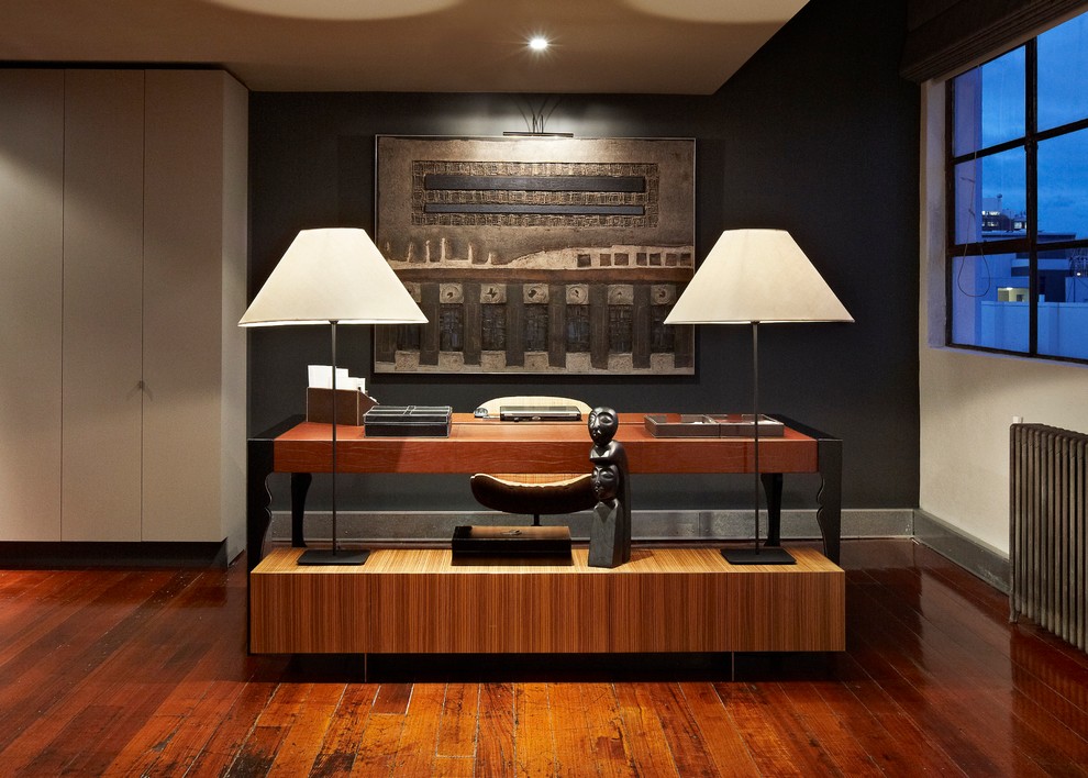 Esempio di un grande atelier contemporaneo con pavimento in legno massello medio, nessun camino, scrivania autoportante e pareti grigie