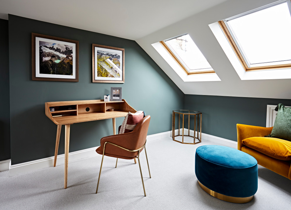 Aménagement d'un bureau classique avec un mur vert, moquette, un bureau indépendant, un sol gris et un plafond voûté.