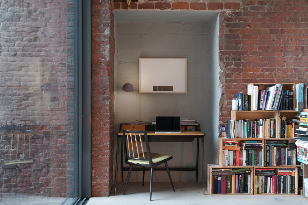 Foto de despacho urbano con paredes rojas, suelo de madera clara, escritorio independiente y suelo beige