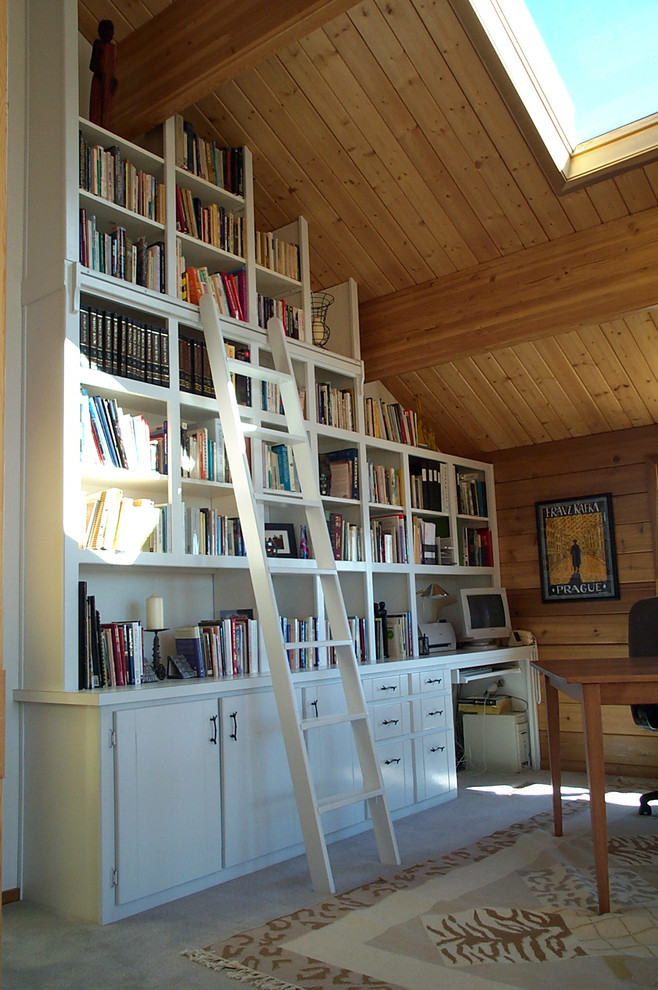 Inspiration pour un bureau chalet de taille moyenne avec un mur marron, moquette, aucune cheminée, un bureau indépendant et un sol beige.