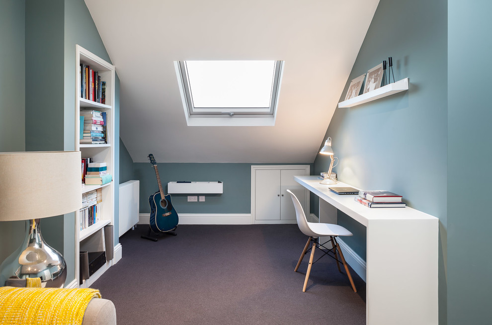 Réalisation d'un bureau design avec un mur bleu, moquette et aucune cheminée.