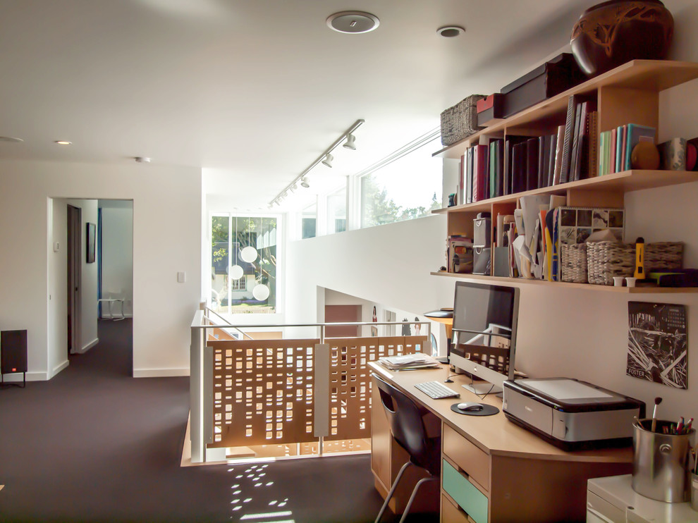 ポートランドにあるコンテンポラリースタイルのおしゃれなホームオフィス・書斎の写真