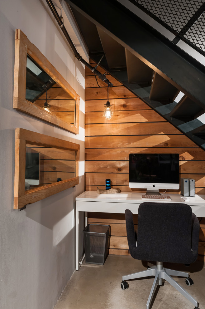 На фото: кабинет в современном стиле с бетонным полом