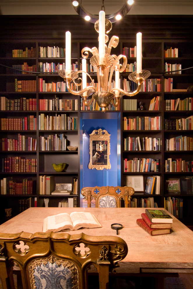 На фото: домашняя библиотека в стиле фьюжн с черными стенами и отдельно стоящим рабочим столом