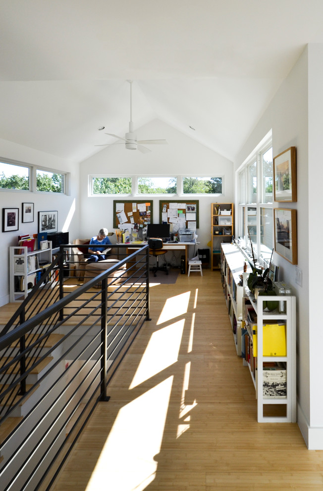 Mittelgroßes Modernes Arbeitszimmer mit Studio, weißer Wandfarbe, hellem Holzboden und Einbau-Schreibtisch in Dallas