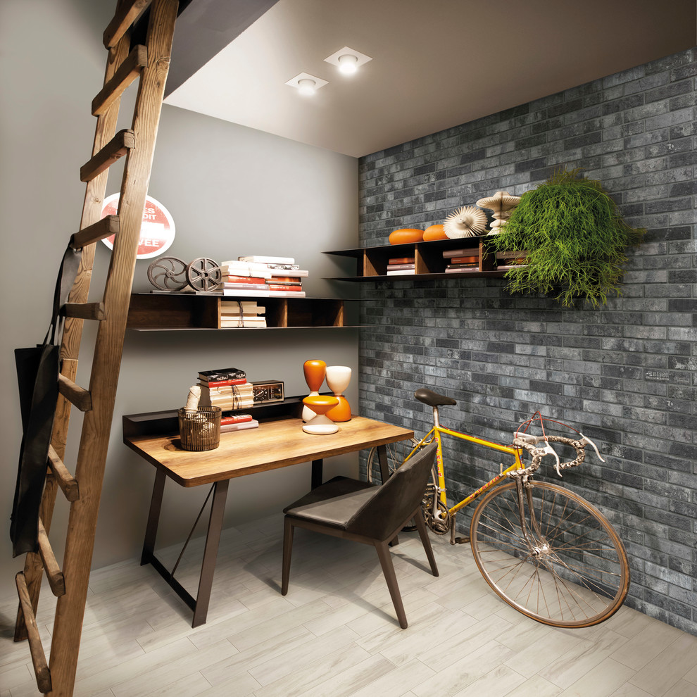 Ejemplo de despacho contemporáneo pequeño sin chimenea con paredes grises, suelo de baldosas de porcelana, escritorio independiente y suelo beige