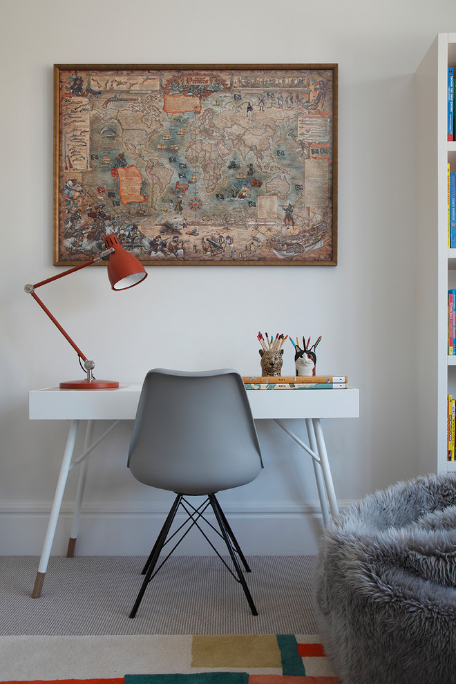 Источник вдохновения для домашнего уюта: рабочее место в современном стиле с белыми стенами, ковровым покрытием, отдельно стоящим рабочим столом и серым полом