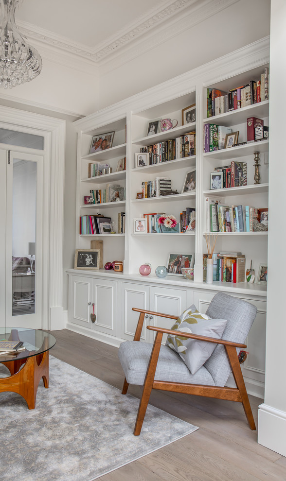 Идея дизайна: домашняя библиотека среднего размера в классическом стиле с белыми стенами и серым полом