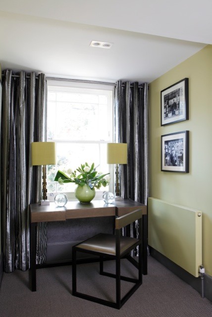ロンドンにあるお手頃価格の小さなエクレクティックスタイルのおしゃれなホームオフィス・書斎 (ライブラリー、黄色い壁、カーペット敷き、自立型机、茶色い床) の写真