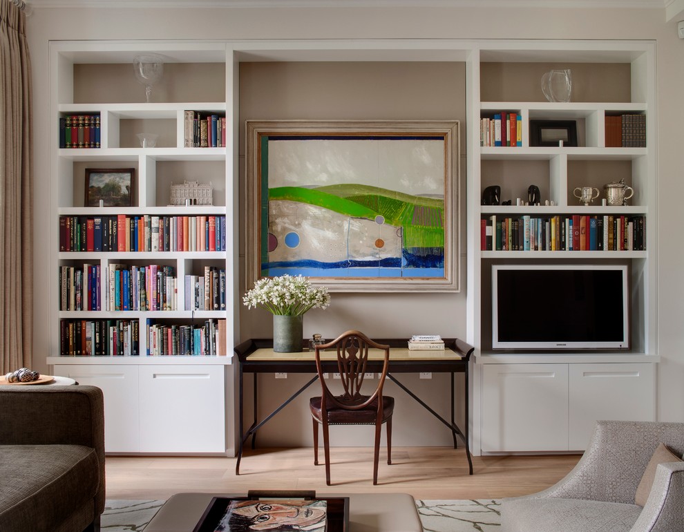 Свежая идея для дизайна: домашняя библиотека в стиле неоклассика (современная классика) с серыми стенами, светлым паркетным полом и отдельно стоящим рабочим столом - отличное фото интерьера