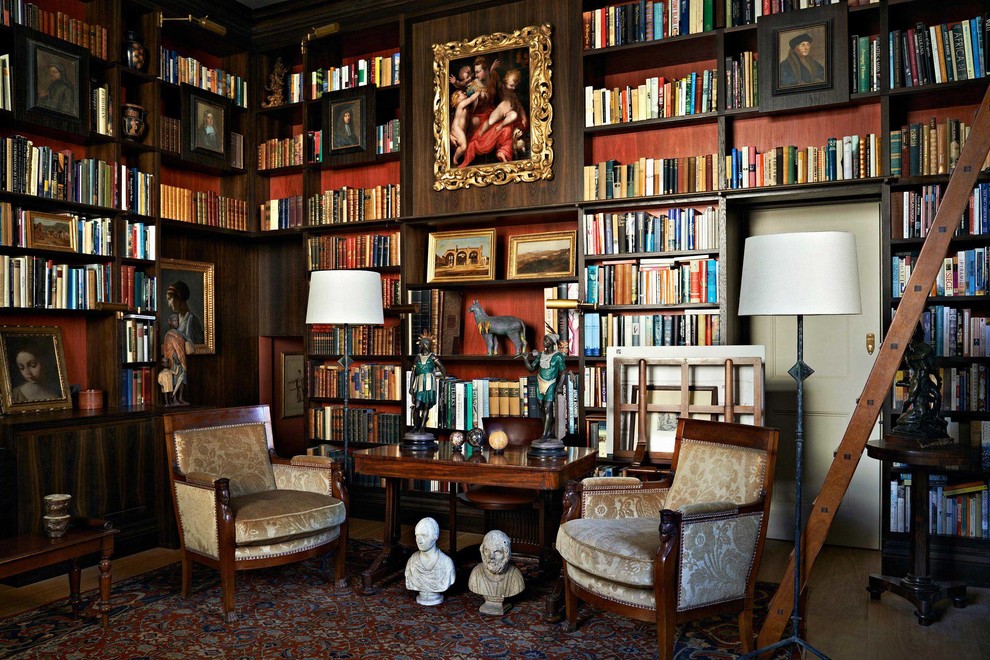 Idée de décoration pour un grand bureau tradition avec un mur rouge, un bureau indépendant, parquet foncé et une bibliothèque ou un coin lecture.
