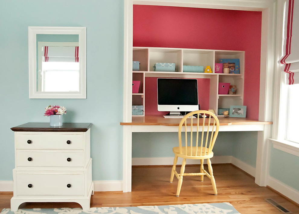 Diseño de despacho clásico renovado de tamaño medio con suelo de madera en tonos medios, escritorio empotrado y suelo amarillo