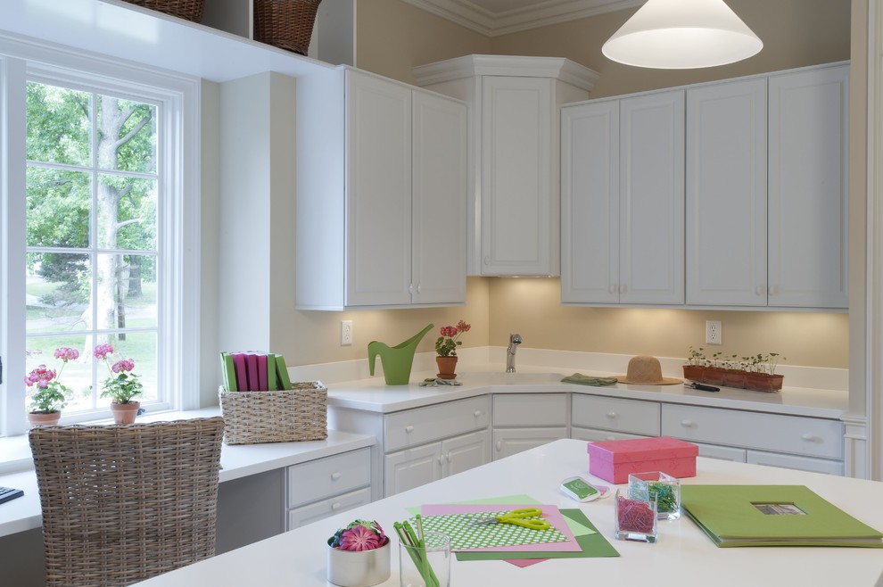 Inspiration for a timeless craft room remodel in St Louis