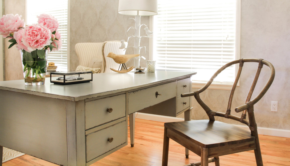 Foto de despacho clásico con paredes grises, suelo de madera clara y escritorio independiente