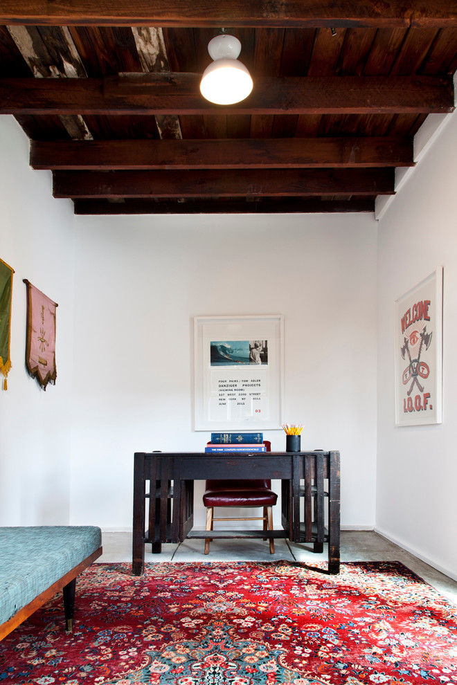 Inspiration för eklektiska hemmastudior, med vita väggar, betonggolv och ett fristående skrivbord