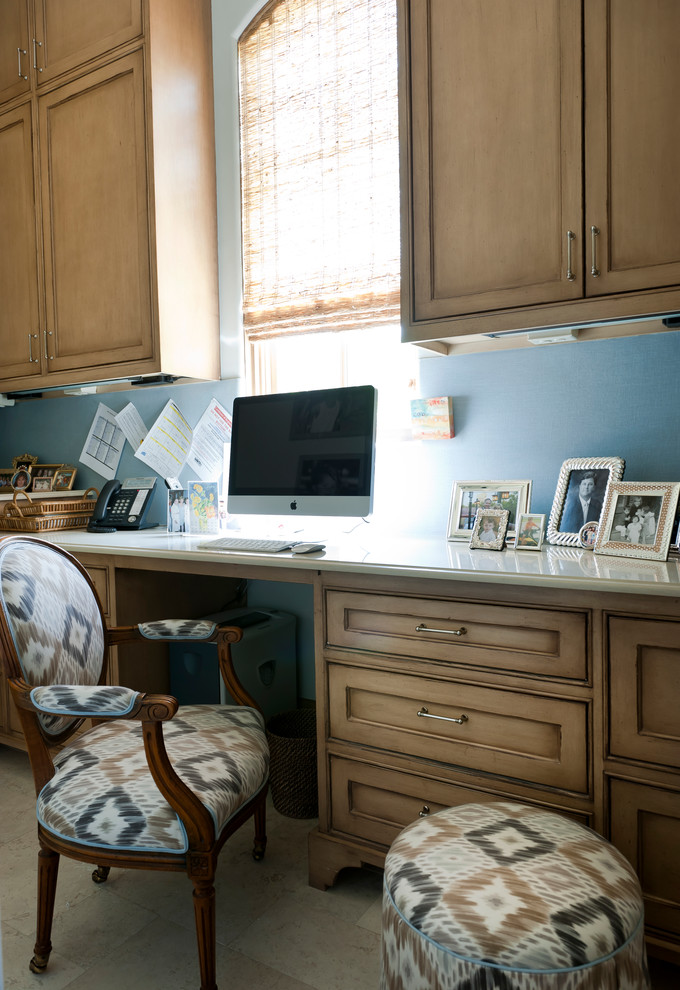 Стильный дизайн: кабинет в классическом стиле с синими стенами - последний тренд