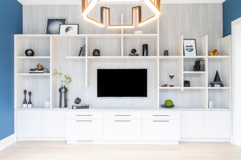 Modelo de despacho minimalista grande con paredes grises, suelo de madera clara, escritorio independiente y suelo beige