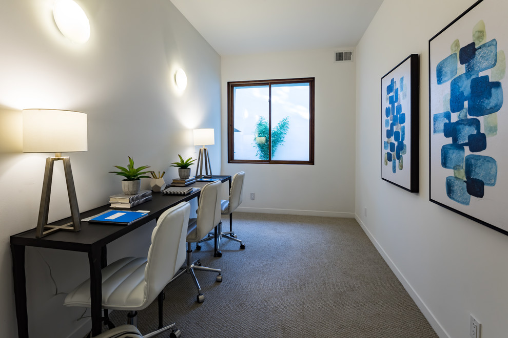 Ispirazione per un ufficio minimalista di medie dimensioni con pareti beige, moquette, scrivania autoportante e pavimento beige