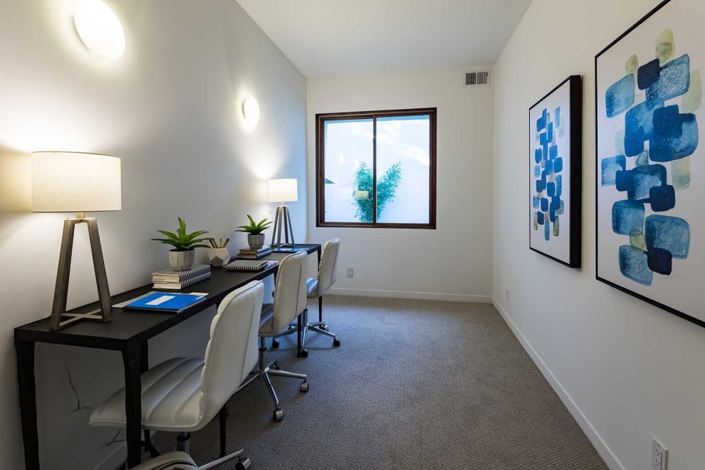 Idee per un ufficio design di medie dimensioni con pareti bianche, moquette, scrivania autoportante e pavimento grigio