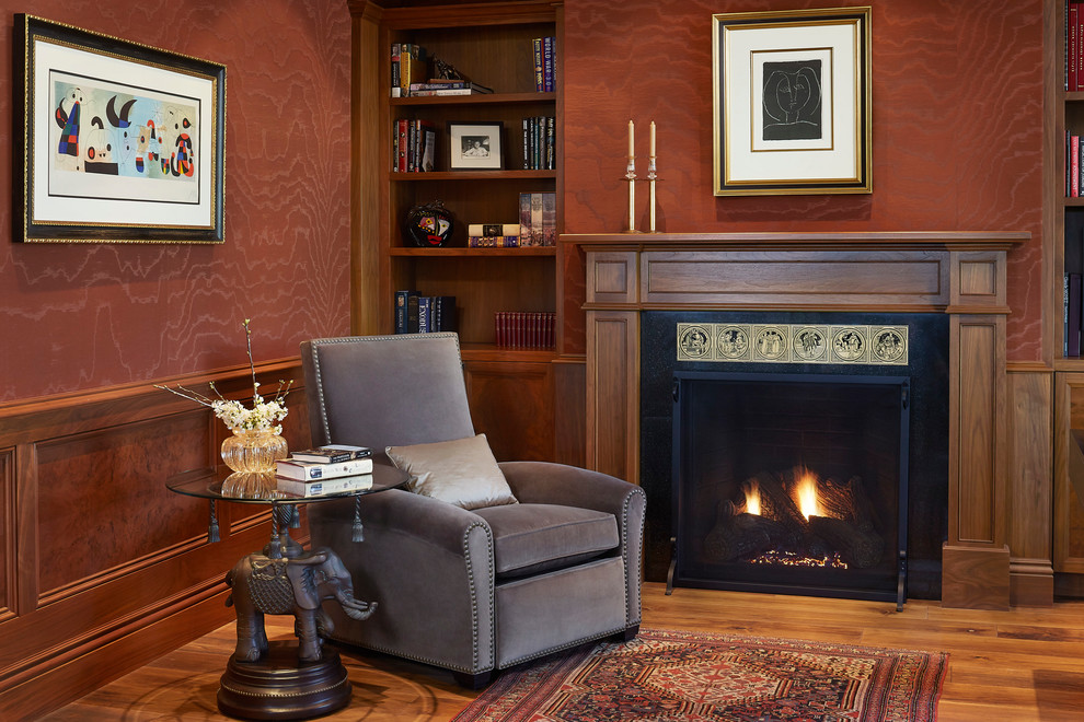 サンフランシスコにあるラグジュアリーな広いトラディショナルスタイルのおしゃれな書斎 (無垢フローリング、標準型暖炉、タイルの暖炉まわり、自立型机、赤い壁) の写真