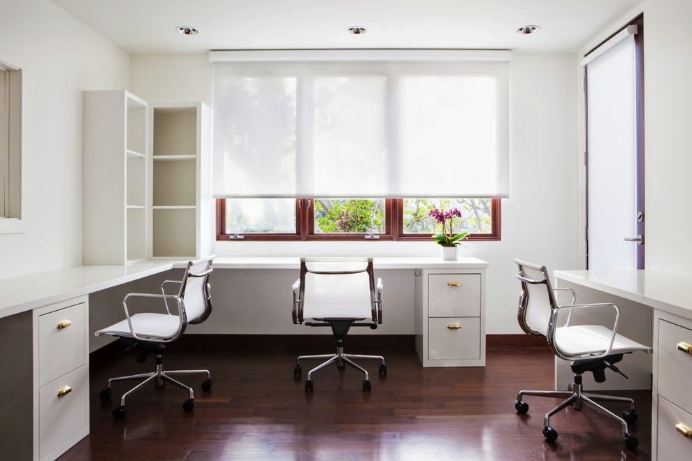 Modelo de despacho clásico renovado de tamaño medio con paredes blancas