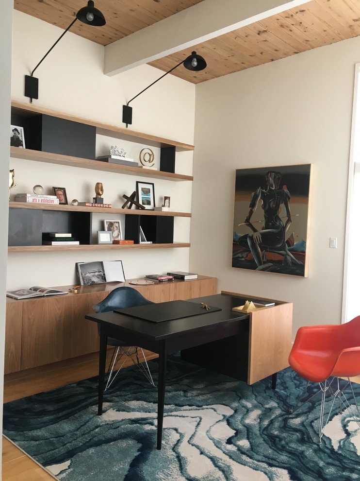 Inspiration för ett stort funkis arbetsrum, med grå väggar, betonggolv och ett fristående skrivbord
