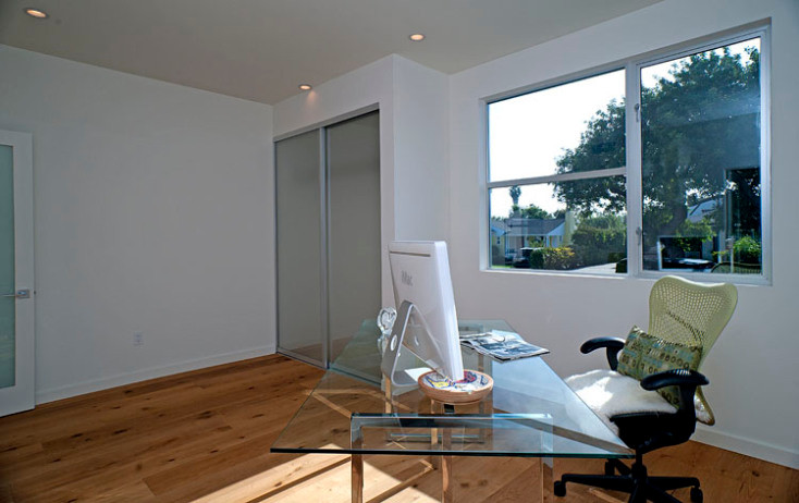 This is an example of a modern home office in Los Angeles.