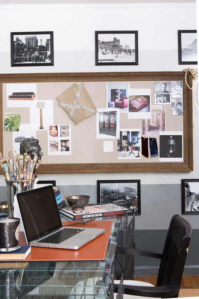 Exemple d'un bureau chic avec un mur multicolore, un sol en bois brun et un bureau indépendant.