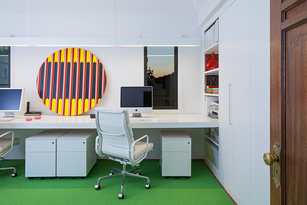Стильный дизайн: рабочее место среднего размера в современном стиле с белыми стенами, встроенным рабочим столом и ковровым покрытием - последний тренд