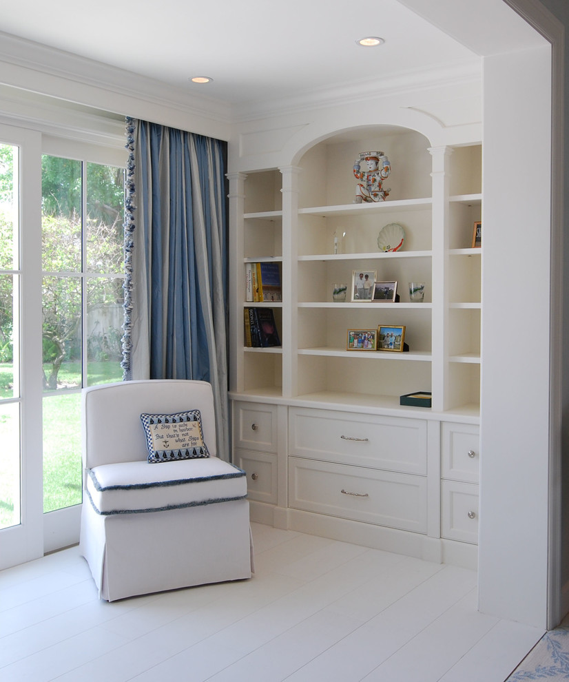 Exemple d'un bureau chic avec un mur blanc, parquet peint, un bureau intégré et un sol blanc.
