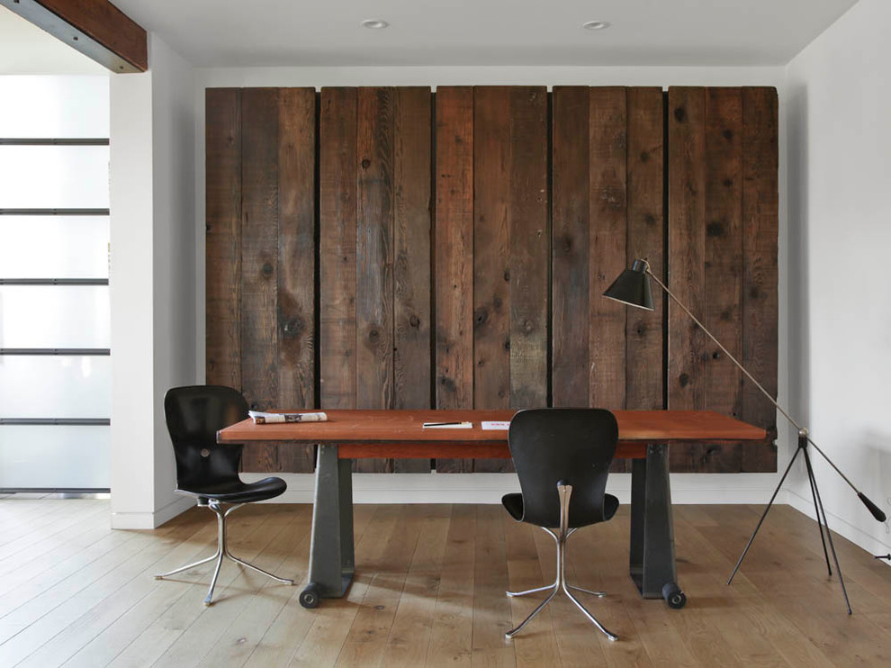 Modernes Arbeitszimmer mit weißer Wandfarbe, braunem Holzboden und freistehendem Schreibtisch in San Francisco