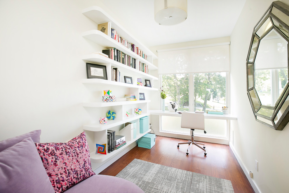 Imagen de despacho contemporáneo de tamaño medio con paredes blancas, suelo de madera en tonos medios, escritorio empotrado y suelo marrón