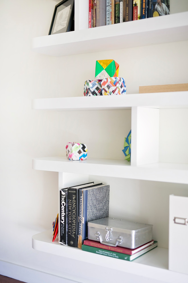 Ejemplo de despacho minimalista de tamaño medio con paredes blancas, suelo de madera en tonos medios, escritorio empotrado y suelo marrón