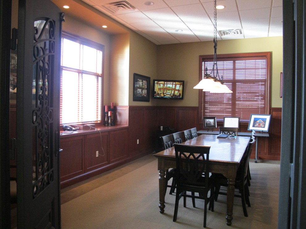 Inspiration for a classic home office in Milwaukee.