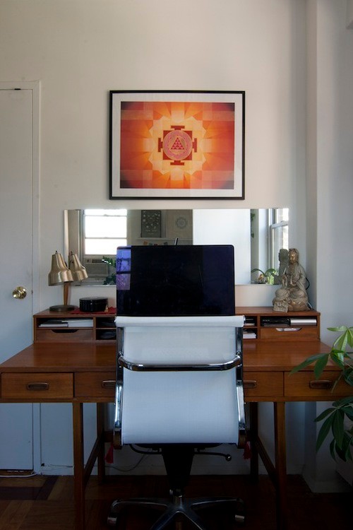 Imagen de despacho retro pequeño con paredes blancas, escritorio independiente, suelo de madera en tonos medios y suelo marrón