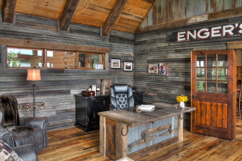 Design ideas for a rustic home office in Minneapolis.