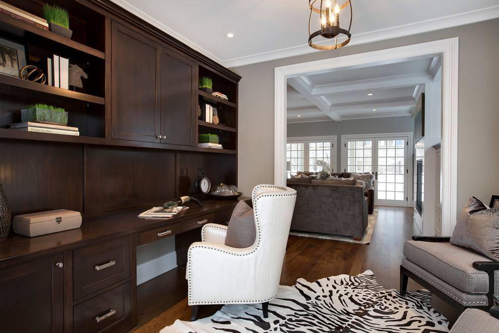 Источник вдохновения для домашнего уюта: кабинет среднего размера в классическом стиле с серыми стенами, паркетным полом среднего тона и встроенным рабочим столом без камина