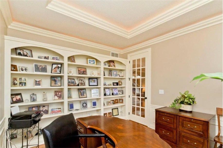 Immagine di un grande ufficio chic con pareti beige, parquet chiaro, nessun camino e scrivania autoportante