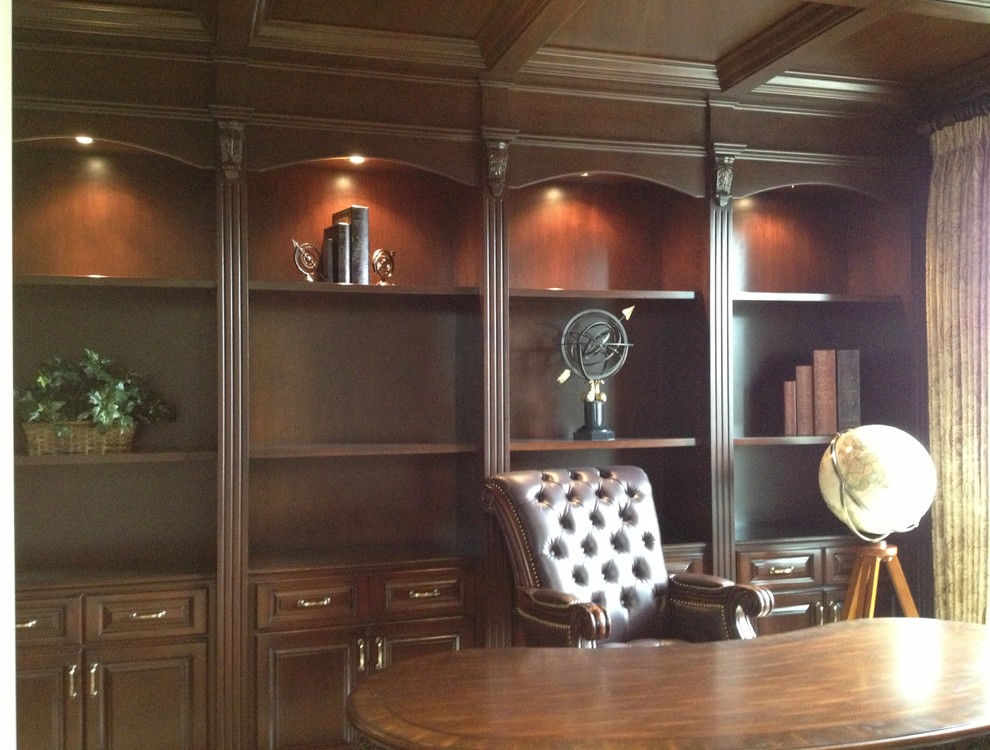 Example of a classic home office design in Los Angeles