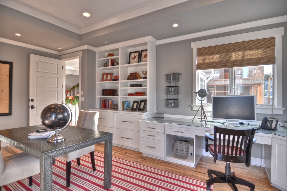 Example of a classic built-in desk home office design in Los Angeles