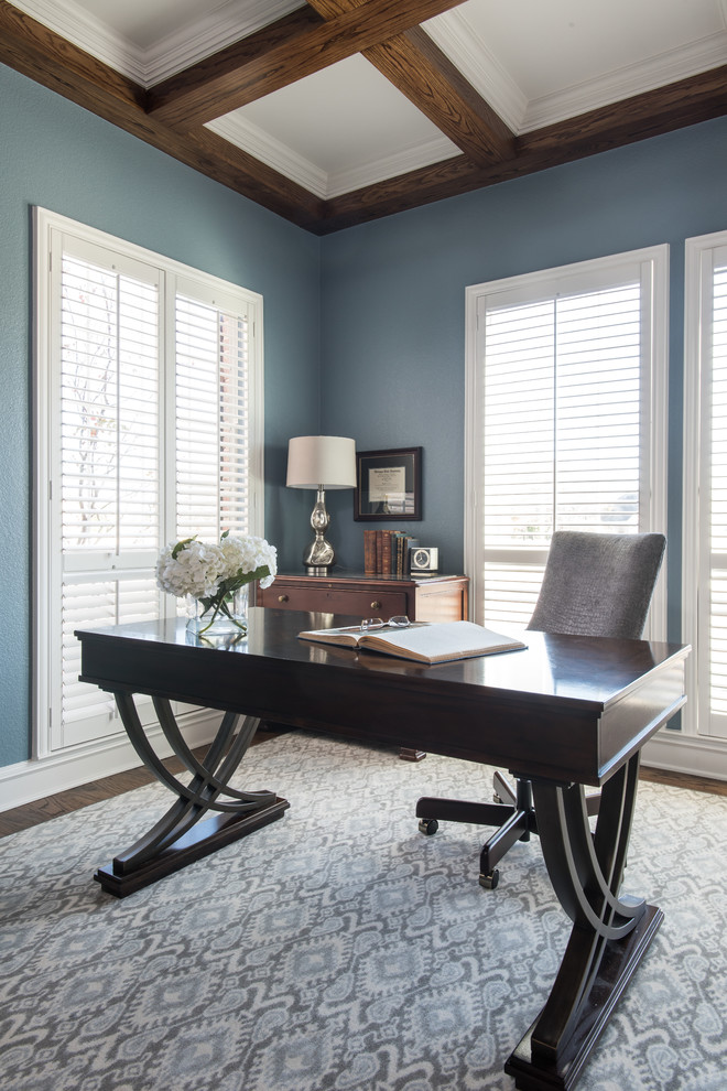 Aménagement d'un bureau classique de taille moyenne avec un mur bleu, un bureau indépendant, un sol en bois brun et un sol marron.