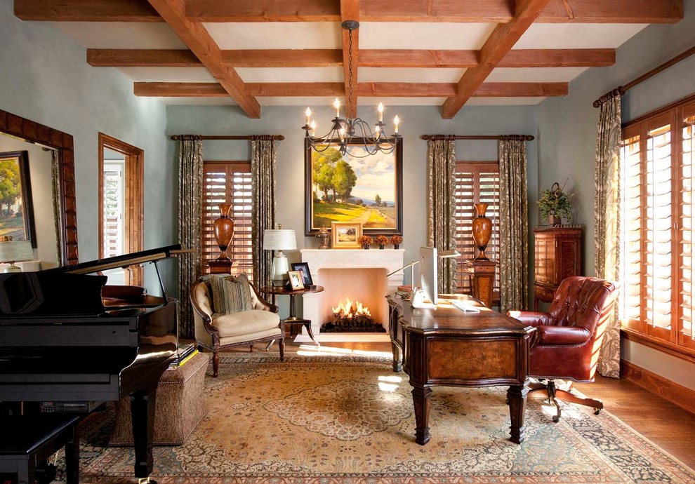 ダラスにあるトラディショナルスタイルのおしゃれなホームオフィス・書斎 (グレーの壁、無垢フローリング、標準型暖炉、自立型机、格子天井) の写真